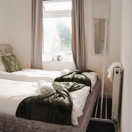 Home In Speke- 8 Mins Walk To Airport Buitenkant foto