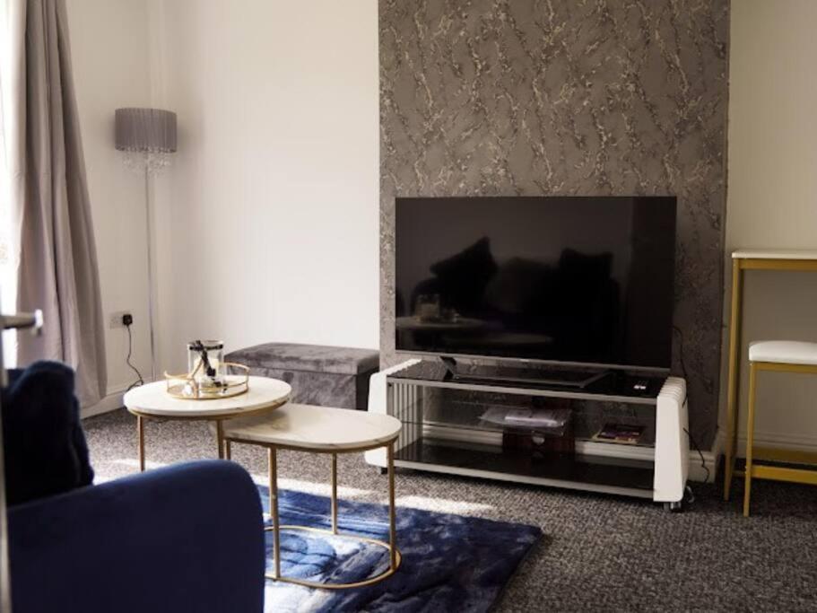 Home In Speke- 8 Mins Walk To Airport Buitenkant foto