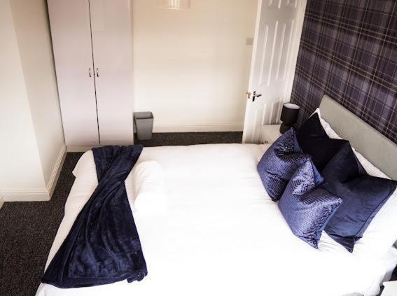 Home In Speke- 8 Mins Walk To Airport Buitenkant foto