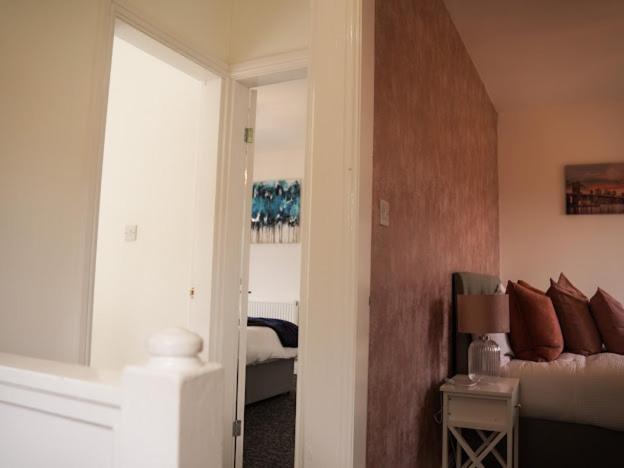 Home In Speke- 8 Mins Walk To Airport Buitenkant foto