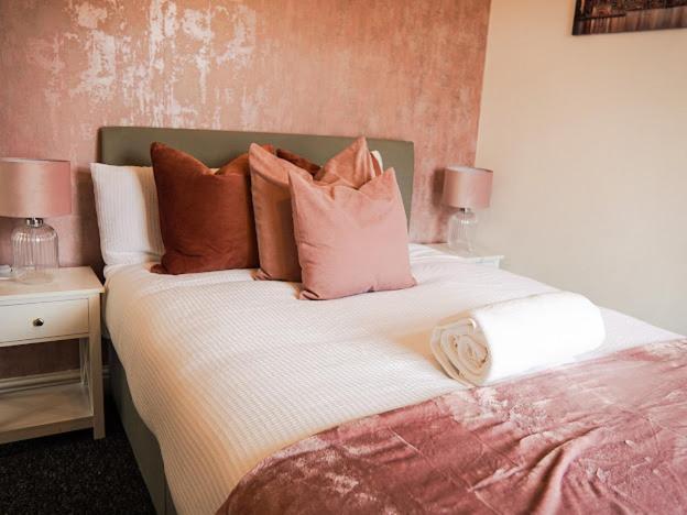 Home In Speke- 8 Mins Walk To Airport Buitenkant foto