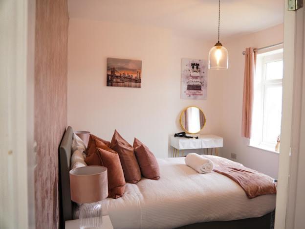 Home In Speke- 8 Mins Walk To Airport Buitenkant foto