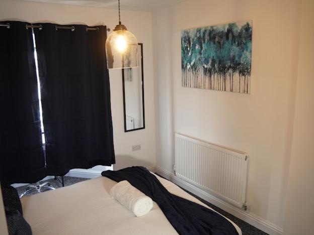 Home In Speke- 8 Mins Walk To Airport Buitenkant foto
