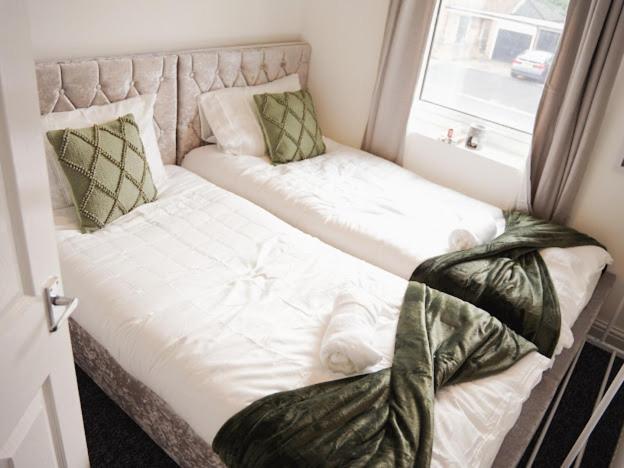 Home In Speke- 8 Mins Walk To Airport Buitenkant foto