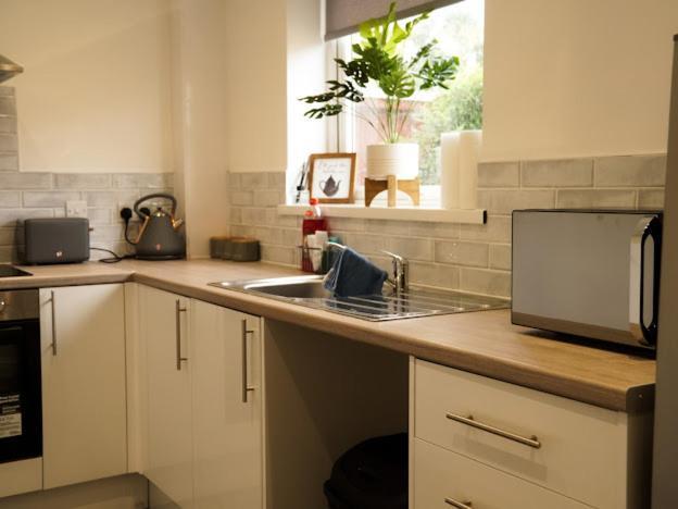Home In Speke- 8 Mins Walk To Airport Buitenkant foto