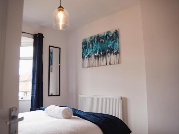 Home In Speke- 8 Mins Walk To Airport Buitenkant foto